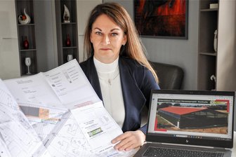 Mit Spendengeld zur neuen Reithalle - Vereinschefin Sandra Gelbrich mit den Plänen für die neue Reithalle. Sobald die Finanzierung gesichert ist, soll gebaut werden.