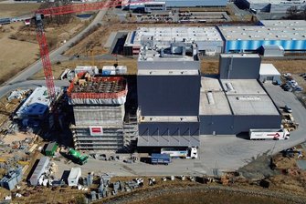 Mit Spezialtechnik und Superbeton: So läuft der Neubau der Plauener Hafermühle - Die Großbaustelle in Oberlosa aus der Luft: Die Rubinmühle mit dem bisherigen Betriebsgebäude (rechts) und dem Erweiterungsbau. Ganz links ist der Neubau des Verwaltungsgebäudes zu sehen. 