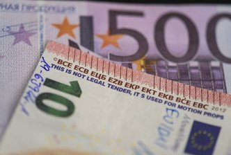 Gefälschte Euro-Banknoten. Bei einem Teil der vermehrt sichergestellten Scheine handelt es sich um legal verkäufliche "Movie Money" - verkleinerte Replikate von echten Noten, die zum Spielen oder in Film- und Bühnenproduktionen eingesetzt werden können.