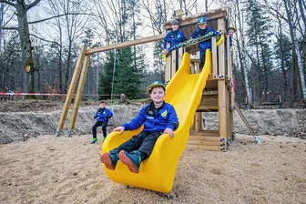 Mit Spieltürmen und Kletterwand: In Aue gibt's jetzt einen neuen Spielplatz - Gut angenommen von den Kindern im Auer Stadtteil Auerhammer: der neue Spielplatz am Sportplatz. Im Bild (von links): Leon Pöche, Niklas Schefel, Felix Renger, Samuel Bauer und Malte Mußmacher. 