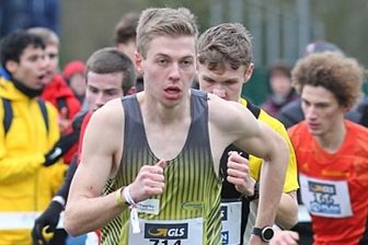 Mit Spikes und Supertaktik der Schnellste auf der Schlammpiste - Tom Förster tritt in Sonsbeck die Flucht nach vorn an. Der Glauchauer absolviert bis zu 140 Trainingskilometer pro Woche.