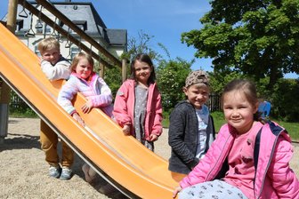 Mit Sportfest, Konzert und Wandertag: Kirchliche Kita in Eibenstock feiert Jubiläum - Paul, Isabell, Juna, Max und Lina (v.l.) feiern mit einem Gottesdienst und einer Festwoche den Geburtstag ihrer Kita.