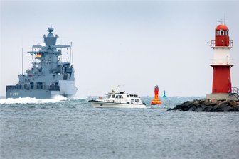 Mit Stand-up-Paddle auf der Ostsee unterwegs: Marine muss sächsische Familie retten - Ein Marineschiff rettete das Leichtmatrosen-Trio aus ihrer Not.