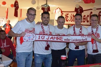 Mit Stargast Mario Basler: So lässt es der Lengenfelder Bayern München-Fanclub zum Zehnjährigen krachen - Mitgliederversammlung im Lengenfelder Vereinsheim „Mex“. Der Vereinsvorstand der Rot-Weißen Bayern-Leidenschaft von links: Martin Rahmig, Mario Preßler, Sven Voigt, Präsident Patrick Rudolph und Toni Rudolph.
