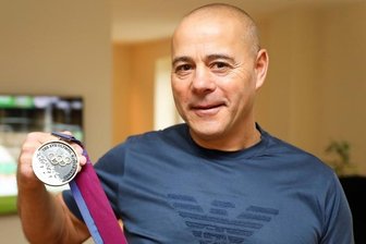 Mit starken Schmerzen zu Gold in Lillehammer - Bob-Olympiasieger Alexander Szelig mit seiner Medaille, die er vor 28 Jahren in Lillehammer unter schwierigen Umständen gewann.