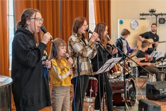 Mit starken Stimmen und schwitzigen Händen zum Benefizkonzert: Rochlitzer Oberschüler proben für großen Auftritt - Beim Casting der Rochlitzer Oberschüler für das Benefizkonzert unter dem Motto "Kinder helfen Kindern" Anfang April zeigte zuerst die Schulband ihr Können. 
