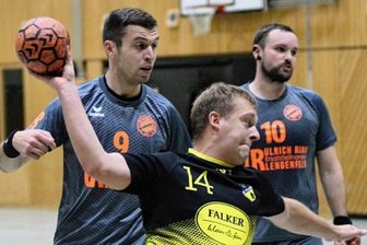 Mit starker Teamleistung zum Erfolg - Robert Seidel kommt frei zu einem Treffer für die Oelsnitzer. Patrick Rink (links) und Marcel Karch können nur noch zuschauen.