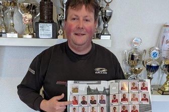 Mit Sticker-Album: Ein Kreisligist auf den Spuren der Fußball-Stars - Seht her, da bin ich: Abteilungsleiter René Gentz vom Ebersbrunner SV präsentiert stolz das Sticker-Album des Vereins.