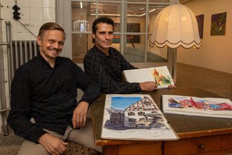 Mit Stift und Malblock durch Plauen: Straßenzeichner halten Orte und Sehenswürdigkeiten fest - Michael Persch (links) und Veit Larisch sind sind zwei geübte Plauener Urban Sketcher.