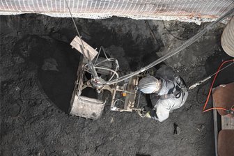 Mit Stöpsel und viel Beton: Am IXer-Schacht in Mülsen werden 3,5 Millionen Euro verbuddelt - Im Auftrag des Oberbergamtes kümmern sich Bauarbeiter nun um die Stabilität des alten Schachts unter der Erde.