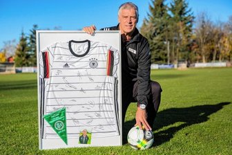 Mit Stolz und Wut im Bauch: Talenteförderer hört auf - Uwe Nestler hat mehr als 20 Jahre lang als Stützpunkttrainer des Deutschen Fußballbundes gearbeitet. Vom Verband gab es dafür ein Trikot mit den Unterschriften der Nationalspieler. Nestler hört nun auf, den Stützpunkt führt eines seiner früheren Talente weiter: Marcus Sandig. 