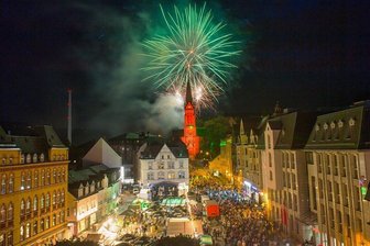 Mit Strand-Flair und verkleinertem Riesenrad: Aue plant nach Corona-Pause wieder mit Stadtfest - Gilt als ein Höhepunkt des Auer Stadtfestes: das Feuerwerk hinter der Roten Kirche, hier eine Aufnahme aus dem Jahr 2019.