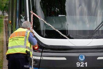 Mit Straßenbahn kollidiert: Fußgängerin schwer verletzt - 