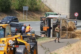 Mit Stroh beladener Hänger umgekippt -