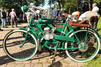 Mit Stuntshow und Hüpfburg: Motorrad- und Mopedfans treffen sich am Klein-Erzgebirge in Oederan - Oederan war mehrmals Treffpunkt für Zweiräder, darunter dieses "Endorphino"-Fahrrad mit Hilfsmotor.