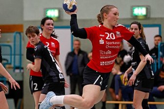 Mit Teamgeist zum Heimerfolg - HC-Kreisläuferin Natalie Fiedler (am Ball) erzielte beim 29:24-Heimsieg ihrer Mannschaft gegen Leipzig-Mockau II alle ihre vier Tore in der Schlussphase des Spieles und sicherte unter anderem Tabellenplatz 3. 