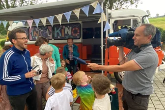 Mit Tempo 60 nach Heinsdorf: Wenn das rollende Kino nicht anspringt, gibt‘s eins mit dem Hammer - Der Rodewischer Kino-Bus macht am Gemeindezentrum in Oberheinsdorf Station. Gerald Gerber (rechts) im Interview für den MDR mit Matthias Ditscherlein - Filmvorführer, Filmemacher, Vereinschef und Busfahrer. Über die tollen Kinovorführungen und die TV-Werbung für den Bratwurschtgrund freut sich auch Bürgermeisterin Marion Dick.
