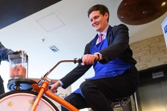 Mit Tempo 80 durch eine 30er-Zone: Immunitätsausschuss des Landtags hört Sachsens Kultusminister Clemens an - Kultusminister Conrad Clemens (CDU) - hier bei einem Pressetermin auf dem sogenannten Smoothie-Bike - soll im Nachgang einer stattlichen Geschwindigkeitsüberschreitung im April vom Immunitätsausschuss angehört werden.