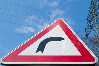 Mit Tempolimits und Planken gegen Risiken der Landstraße -