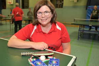 Mit Tischtennis gegen Parkinson: Diese berührende Geschichte steckt hinter der Weltmeisterin des ESV Lok Zwickau - Claudia Praße mit ihren beiden WM-Medaillen: Sie gewann Gold im Damen-Doppel mit Viola Eberlein aus Leipzig und Silber im Mixed-Doppel mit Wolfgang Krebs aus Thurnau (Bayern).