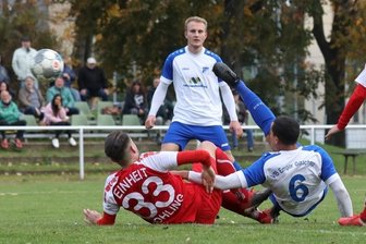 Mit tollem Tor: Glauchau beißt sich oben fest - Schon für dieses Tor hatte sich das Kommen gelohnt: Tony Thiam (rechts) erzielt mit einer artistischen Einlage das 1:0. 