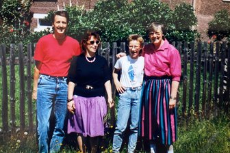 Mit Trabi Mobby zum Christkindlesmarkt nach Nürnberg: Wie der 9. November 1989 das Schicksal der Nitzsches prägte - Stefan, Christine und Marei Nitzsche mit Waltraud Bendull (von links).