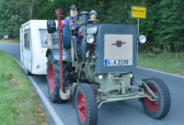 Mit Traktor nach Österreich - Klaus Krause aus Bad Elster und seine Lebensgefährtin Helga Ketzel fahren mit einem Herrmann Lanz Aulendorf Baujahr 1944 plus Wohnwagen zur Traktor-Weltmeisterschaft am Großglockner.