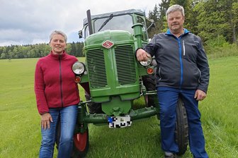 Mit Traktor: So reist Familie Eichelmann zum Nussknackerfest Neuhausen - Petra und Jan Eichelmann vor ihrem Famulus, Baujahr 1964.