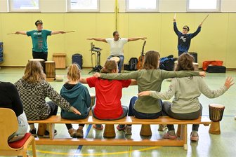 Mit Trommeln und Gesang: Limbacher Schule möchte Schülern auf ungewöhnliche Weise Selbstbewusstsein vermitteln - Gemeinsam mit einer Hamburger Musikschule erarbeiten die Schüler der Schule am Stadtpark derzeit ein Trommelkonzert. Das Ergebnis ist am Freitag in der Limbacher Stadthalle zu sehen. Doch das Abschlusskonzert ist nicht das einzige Ziel des Projektes.