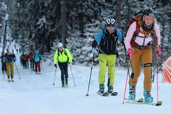 Mit Tunnelblick den Koloss hinauf - Bergauf, bergab: Mit Helm und Kopflampe haben 89 Starter die Steigfellmetzelei am Fichtelberg in Angriff genommen. In der Szene auf dem Foto führt Lisa Häckel - sie wurde mit 3:30 Stunden Zweite bei den Frauen - das Feld an, die Anstrengung ist ihr anzusehen.