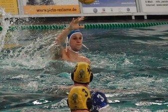 Mit Umstellung zum Erfolg - Die Wasserballer des SV Zwickau 04 (gelbe Badekappen) und des SC Chemnitz lieferten sich am Samstag ein enges Spiel. 
