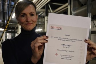 Mit ungewöhnlichen Stellenanzeigen zum Erfolg: Zwickauer Stadthalle sucht einen „Werner“ und ein „Honigkuchenpferd“ - Monique Riemenschneider zeigt die Anzeige, mit der die Kultour Z. einen Haushandwerker sucht: „Werner“.