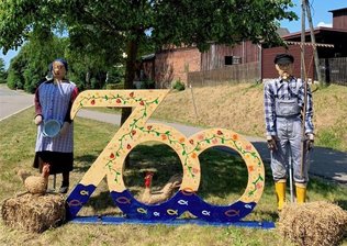 Mit unveröffentlichten Rollbock-Klassikern: Kino-Nachmittag steigt zum 700-Jährigen in Oberheinsdorf - Ober- und Unterheinsdorf putzt sich. Die Schilder bemalten Kinder, die Puppen sponsert die SAQ Reichenbach.