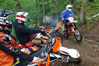 Mit US-Star und Lasermessung: 22. Zschopauer Classic Enduro bietet mehrere Premieren - Auf einer Proberunde überprüften Harald Sturm, Mike Froß und Gunter Gerlach (von links) am Mittwoch, ob die Beschilderungen und Absperrungen überall vorhanden sind.