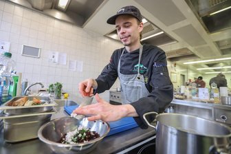 Mit Vanille-Blumenkohl-Püree zum Sieg: Chemnitzer Kochtalente liefern sich Showdown am Herd - Jakob Schackenberg bereitet einen Rote-Bete-Salat zu. Er gewinnt den Werner-Lohse-Wanderpokal zum zweiten Mal.