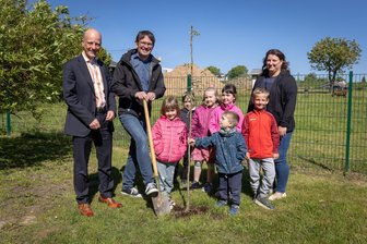 Mit vereinten Kräften für grüne Kinderträume: Was im Kindergarten „Sonnenkäfer“ in Claußnitz künftig geerntet wird - Zukünftig können die Kinder Früchte aus dem Garten naschen, wie von diesem Kirschbäumchen.