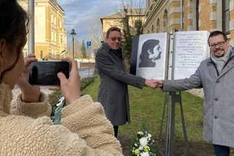 Mit Versöhnungsfoto: Reichenbach zeigt Mumm und setzt Jürgen Fuchs ein Denkmal - Vor einem Jahr noch undenkbar. Schulleiter Christian Reinsch (rechts) und OB Henry Ruß besiegeln am 75. Fuchs-Geburtstag mit einem Handschlag das Ende des Gedenkstein-Streits.