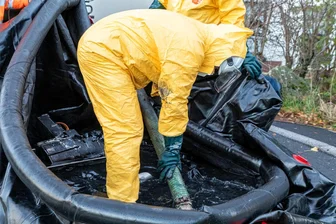 Mit Video: Akku-Brand erfordert aufwendigen Lösch-Einsatz in Stollberg - In diesem Löschwasserbehälter wurde der Akku gekühlt.