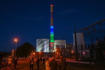 Mit Video: Das war die Lichtshow an der Chemnitzer Esse - Chemnitz: In der Nacht auf Sonntag wurde der Schornstein des ehemaligen HKW Nord in verschiedenen Varianten beleuchtet .