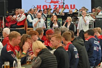 Mit Video: „Es ebbt nicht ab“ - Heimatfest in Rechenberg-Bienenmühle erfährt Riesen-Resonanz - Blasmusik von drei Orchestern erklang zum Festsonntag. Im Bild spielt die Friedebacher Feuerwehrkapelle.
