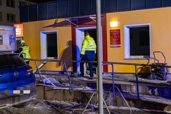 Mit Video: Explosion weckt Anwohner im Erzgebirge - Täter flüchten mit Säcken aus Sparkasse - Die Trümmer, die durch eine Explosion in diesem Gebäude der Sparkasse in Schneeberg verursacht wurden, flogen bis zu 50 Meter weit.
