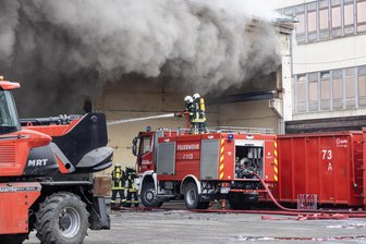 Mit Video: Großbrand im Erzgebirge – Einsatz wird über Nacht weitergehen - Eine brennende Lagerhalle in einem Gewerbegebiet in Wiesa bei Annaberg-Buchholz hält seit Freitagmorgen Feuerwehrleute aus dem Erzgebirge in Atem. Am Nachmittag wurden die Löschmaßnahmen eingestellt. Ein Löschroboter aus Dresden wurde angefordert.