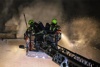 Mit Video: Großbrand in Drebach – Schwerverletzter Hauseigentümer muss ausgeflogen werden – Wohnhaus unbewohnbar - Feuerwehrleute kämpften die ganze Nacht. Sie konnten das Übergreifen der Flammen auf das Bauernhaus des alten Hofes nicht verhindern. Die Ermittlungen zur Brandursache laufen noch. Der Hauseigentümer wurde schwer verletzt.
