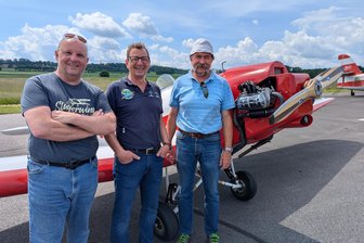 Mit Video: Hier fliegt eine erzgebirgische Flugzeug-Legende über Schwarzenberg - Christian Eibicht, der die „Erla“ auch am Sonntag fliegen soll, sowie Andrė Schneeberger und Stefan Honegger (v. r.) kamen am Sonnabend mit drei historischen Flugzeugen aus der Schweiz ins Erzgebirge.