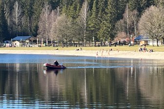 Mit Video: Mehrstündige Polizeiaktion auf dem Geyerschen Teich – Wasserschutzpolizisten suchen nach Vermisster im Erzgebirge - Die Spezialisten der Wasserschutzpolizei näherten sich in ihrem Boot nach 17 Uhr der Staumauer des Geyerschen Teichs.