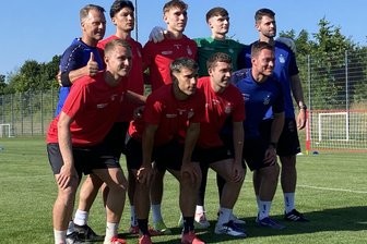 Mit Video vom Trainingsauftakt: Das sind die Neuen beim FSV Zwickau und darum standen die Fans Schlange - FSV-Cheftrainer Rico Schmitt (hinten links) und die Neuzugänge für die Saison 2025/26. Hinten von links: Gabriel Figurski Vieira, Lennert Möbius, Jasper Kühn, Athletikcoach Maik Gläser. Vorn von links: Daniel Haubner, Till Jacobi, Nick Breitenbücher, Torwarttrainer Dennis Dickmann.
