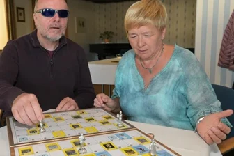 Mit viel Engagement entstand Unikat - Reiner Groneberg und Gabriela Blechschmidt, die Schatzmeisterin im Verein Blinder und Sehbehinderter Aue-Schwarzenberg, am vorgestellten Brettspiel.