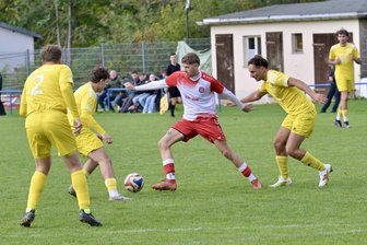 Mit viel Fleiß und etwas Glück: Traktor Neukirchen beißt sich in der Spitzengruppe der Fußball-Westsachsenliga fest - Elias Werner vom Ebersbrunner SV wird in dieser Szene aus der ersten Halbzeit gleich von mehreren Spielern der SG Traktor Neukirchen unter Druck gesetzt.
