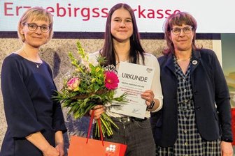Mit viel Fleiß zum großen Preis - Melina Fabienne Fischer ist zur Eliteschülerin des Jahres 2022 gewählt worden. Oberwiesenthals Schulleiterin Ute Ebell (r.) und Erzgebirgssparkassenvorstand Franziska Herrmann überreichten der Nachwuchsrennrodlerin während der Sportgala in Marienberg Urkunde und Geschenke.