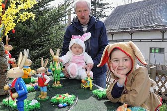 Mit viel Liebe zum Detail - Wie die Erzgebirger zu Ostern dekorieren - Bernd Günther aus Auerbach freut sich, dass die kleine Jette und Enkelsohn Henning von den herrlichen Langohren begeistert sind. 